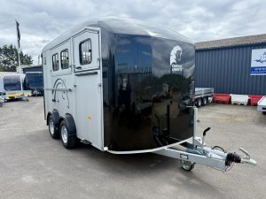 Cheval Liberte MAXI3 Herringbone Three Horse Trailer with Upgraded Storage Rack